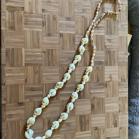 Long shell necklace - Picture 3 of 5